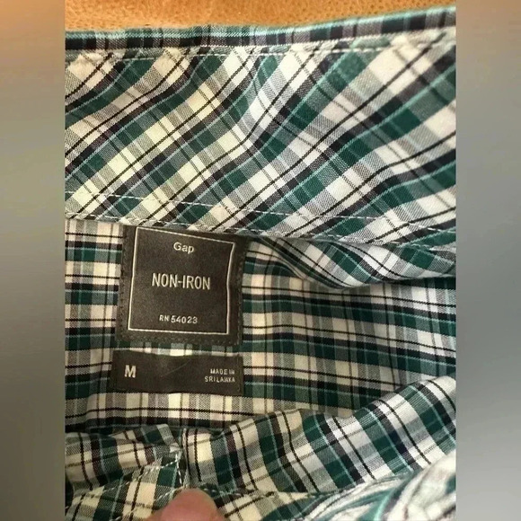 GAP Non-Iron Plaid Button Down Men’s Size Medium - Picture 6 of 10